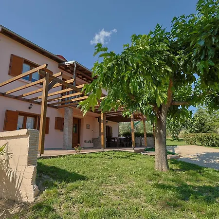 Peponi Spacious Traditional With Garden - Bbq & Private Parking