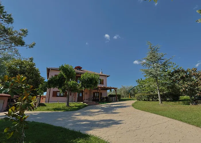 Villa Peponi Spacious Traditional With Garden - Bbq & Private Parking